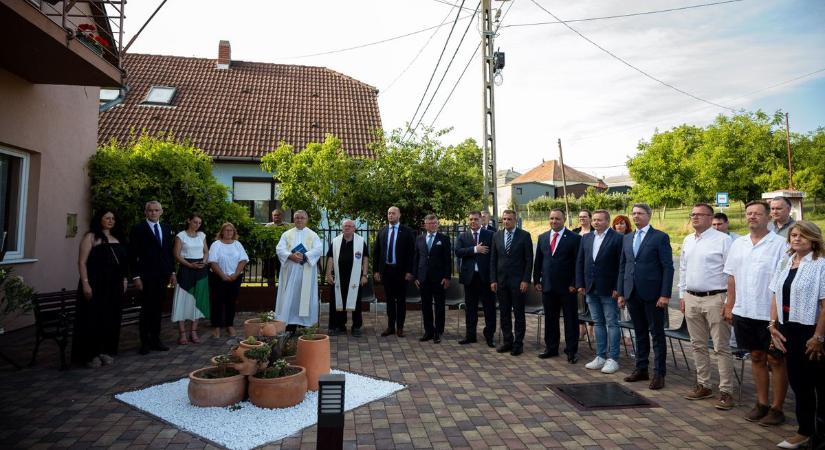 Látványos, egyedi stílusú, kétnyelvű utcanévtáblákat avattak Zalában (videó) - Zaol
