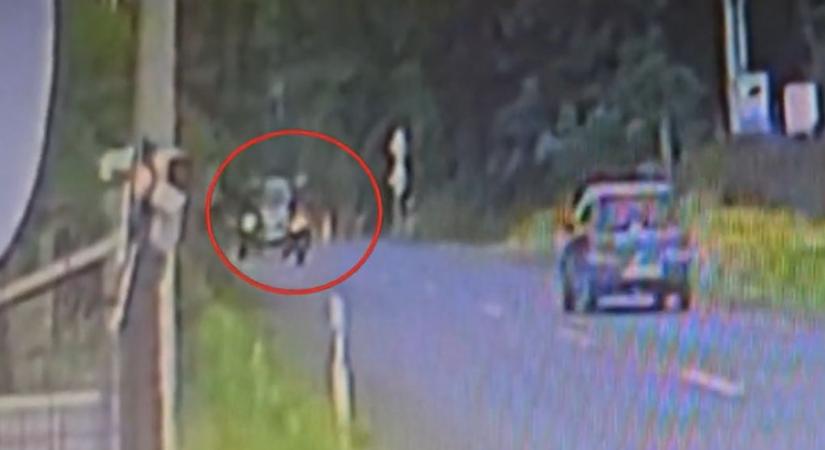 Vérfagyasztó jelenet! Így tarolta le hátulról a motorost az autó Nyíregyházán! (videó) - Szon