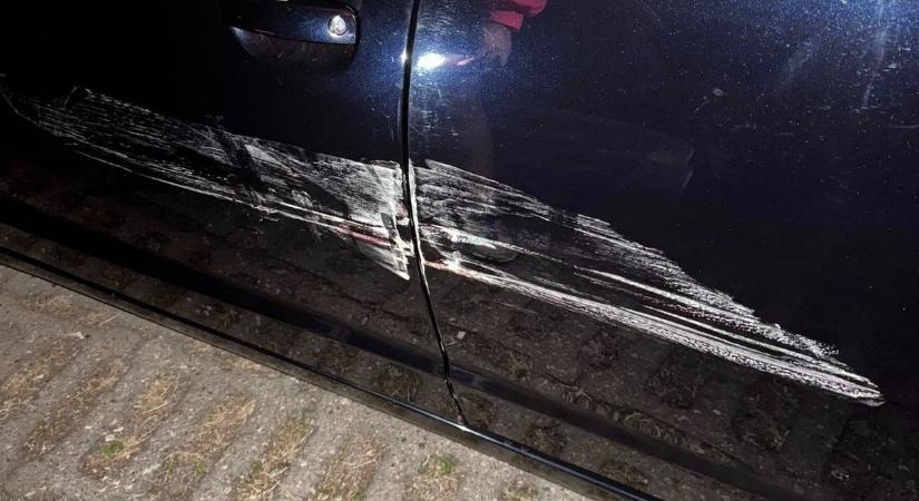 Szuperautót törtek össze a turbókörforgalomban: az áldozat egy Dodge Charger - Boon