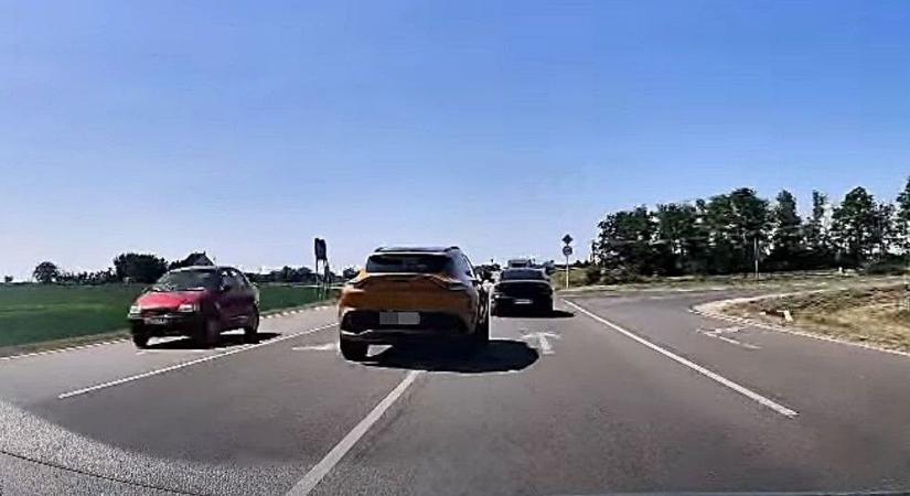 Nem bírt magával a luxusautó sofőrje a 83-as főúton - videón az ámokfutása - Vaol