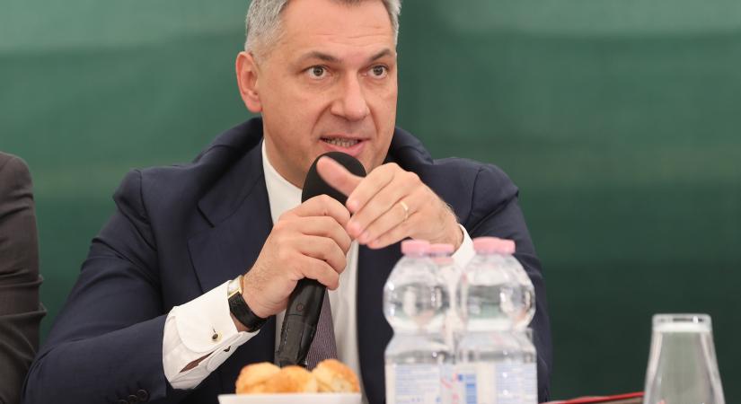 Lázár János leállíttatta, de itt a folytatás: új szolgáltatás mutatja élőben a vonatokat - Blikk