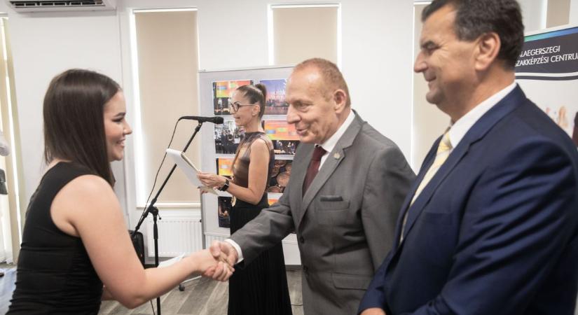 Még csak tanulják a szakmát, de már kiválóak benne – Mutatjuk a díjazottakat és tanáraikat (galéria, videó) - Zaol