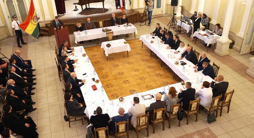 Šimkovičováék szlovák feliratot kérnek a komáromi testületi ülések felvételeiről, így megszűnnek a videók - Új Szó