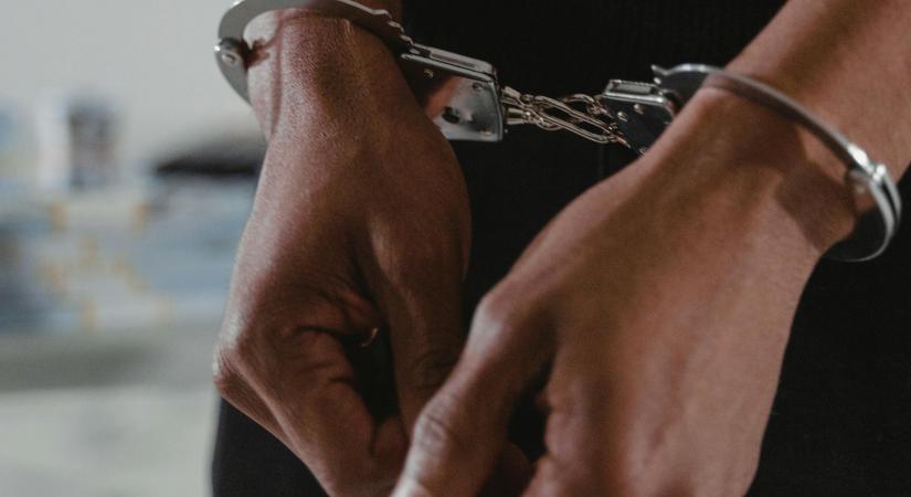 Emberölés miatt letartóztatták a jászsági nőt, aki a munkahelye mosdójában megszülte, majd zacskóba csomagolva a táskájába rejtette a gyerekét - Blikk