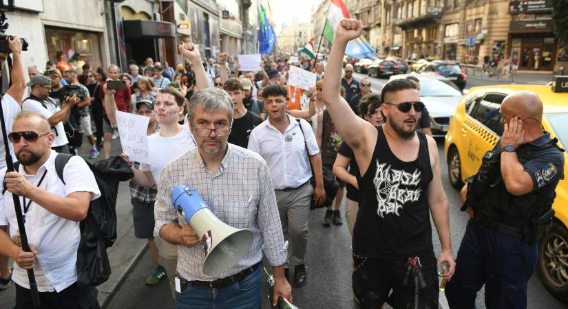 Kétszázan tüntettek Hadházy Ákos szokásos kedd esti megmozdulásán - Népszava
