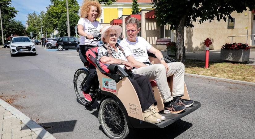 Riksával viszik az idősotthon lakóit, elindult a Biciklivel kortalanul program - Kisalföld