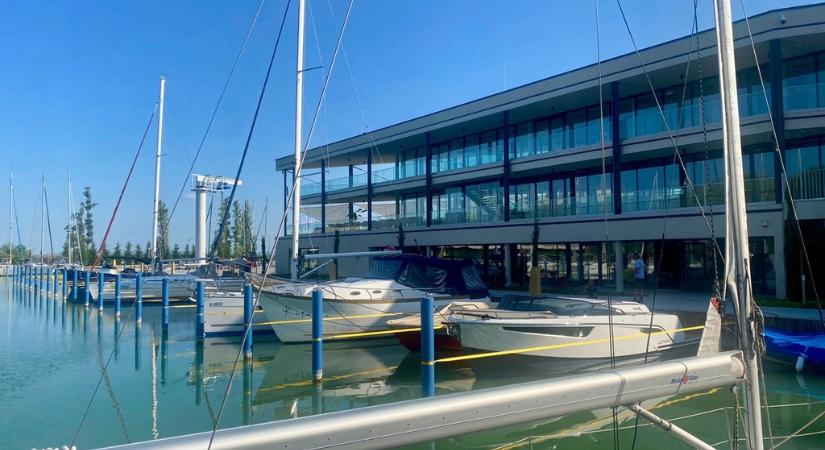 Látogatás az Y Yacht Club alsóörsi kikötőjében - Porthole
