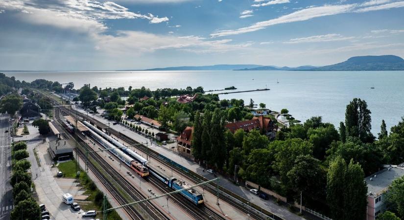 A MÁV a Balatonon figyelmeztet: az életünkbe kerülhet, ha nem nézünk körül a vasúti átjárókban - VG