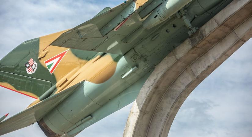 MiG-21-es vadászgép az autók között (fotók, videó) - Veol