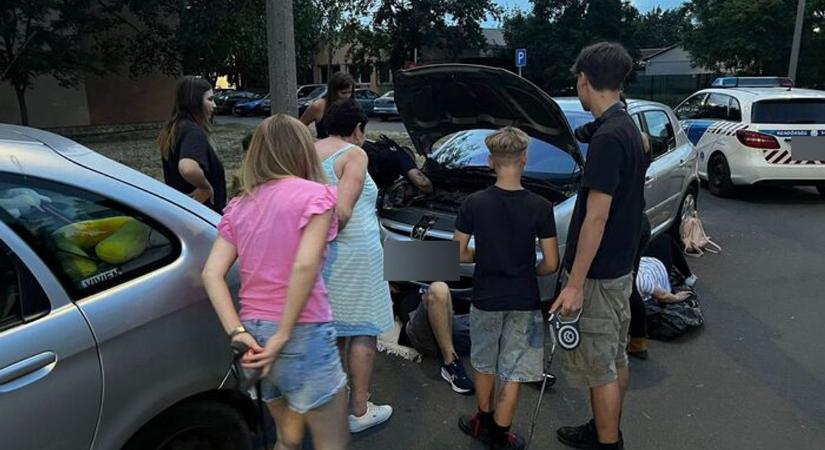 A közelben lakók rendőrt hívtak az autóhoz, melyből egy ideje nagyon furcsa zajt hallanak - Szoljon