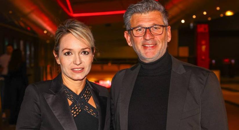 Kárász Róbert 55 évesen apa lesz: fiatalabb feleségével babapocakos címlappal jelentették be - Femina