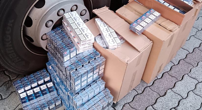 Hiába állította, hogy a piacon vette a 2560 doboz cigit, nagy bukta lett a vége - Dehir