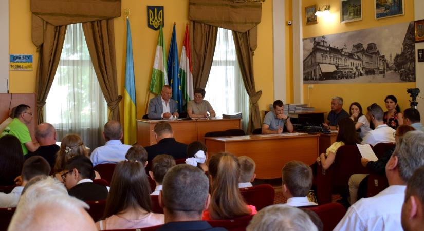 Ülésezett a Beregszászi Városi Tanács: 2027-től a Bethlen- és Platán-líceumok akadémiai irányultságú középiskolai intézményként fognak működni - Karpat.in.ua