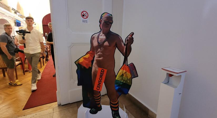Főváros: A bécsi Pride-on készült képekből készített kartonfigurákkal akciózik a Fidelitas - Magyar Hang