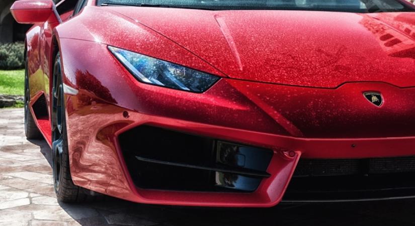 Durván letámadták a kommentelők a mozgássérült helyre parkoló Lamborghini sofőrjét, de a férfi válaszától mindenkibe belefagyott a szó - Femcafe.hu