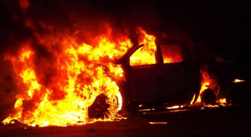 Teljesen kiégett egy autó a 6-oson - Pécs Aktuál