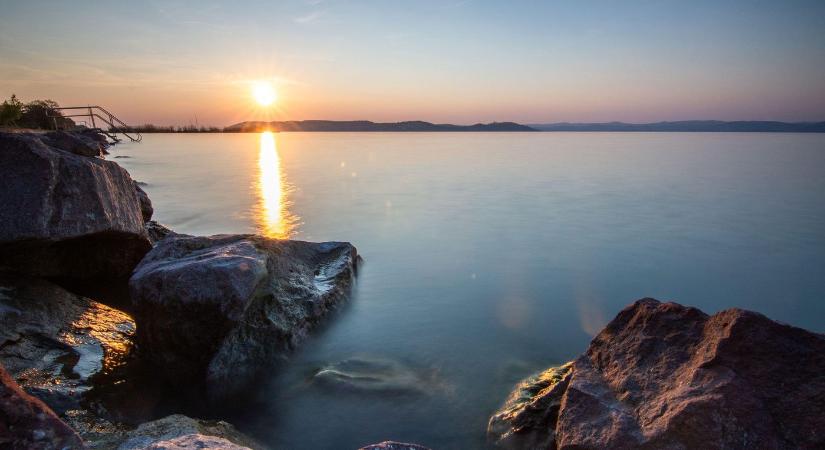 Férfiak rejtélyes dolgot csinálnak a Balatonon, lesifotó buktatta le az őrült szokást, amire nincs magyarázat - Promotions