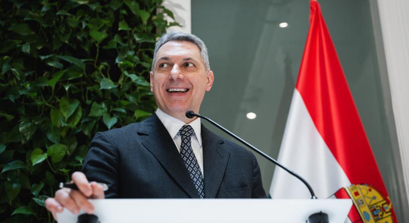 Lázár János bocsánatot kért a késésért - 444.hu