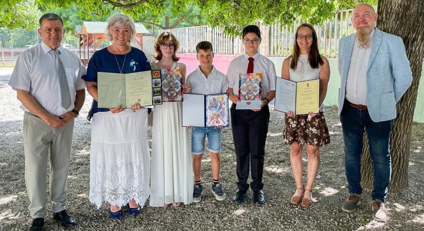 Elismeréseket adtak át a dorogi Petőfi iskolában - Dorogi-medence