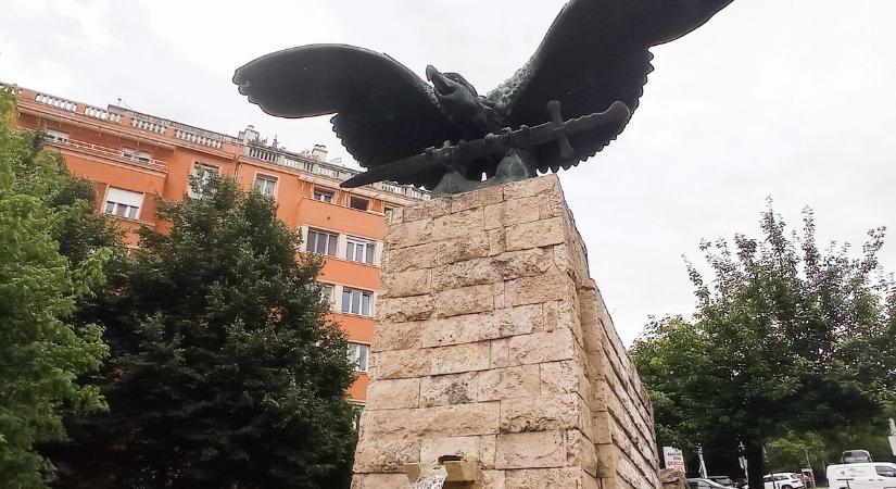 Megszüntette a bíróság a Turul-szobor ideiglenes védettségét - HVG - Itthon
