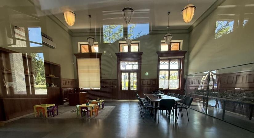 Csak munkanapokon és napi 5,5 órán át van nyitva a családbarát gyerekváró a kaposvári pályaudvaron - HVG - Itthon