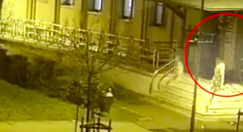 Borzalmas felvétel: Vízzel öntött le egy kispesti férfi egy nőt: belehalt - Videó - TWN
