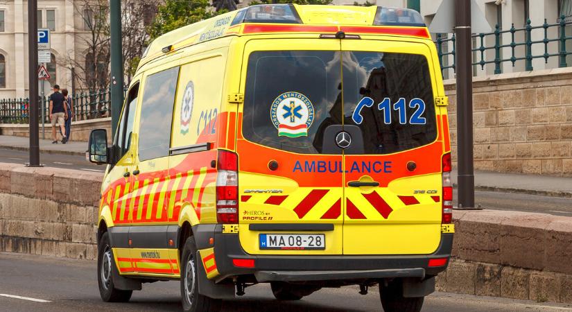Egy buszmegállóban lett rosszul egy idős nő – többen is a segítségére siettek - HáziPatika