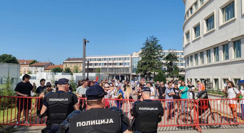Tüntetés a Tartományi Parlament épületénél - Szabad Magyar Szó