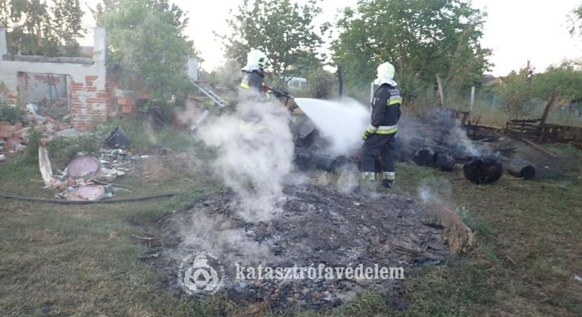 Zöldhulladékot égetett a vármegyehatáron fekvő faluban, a szomszéd kertjét is felgyújtotta - fotó - Vaol