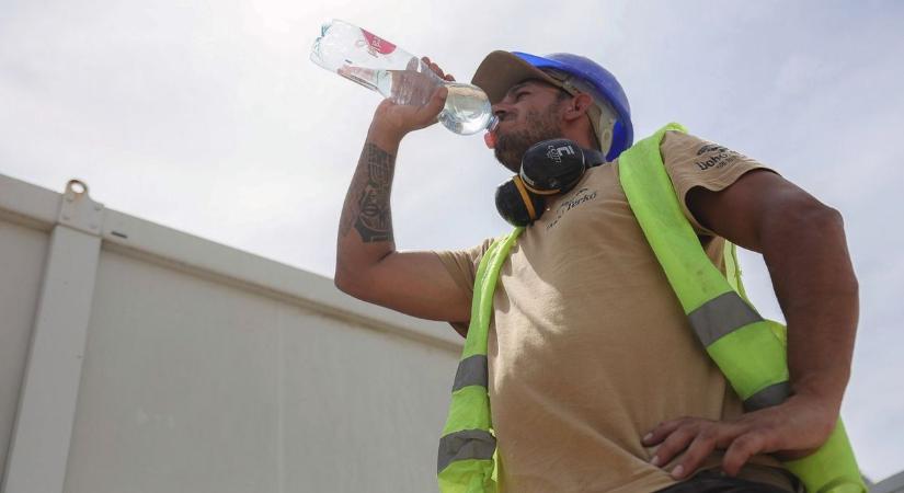 Az aszfalt gőze mellett a kánikula is mást jelent – az építőipar nem állhat meg - Heol