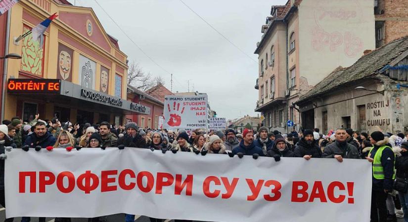 Visszavonulnak a tanárok a kormányépület elől, csatlakoznak az egyetemisták tüntetéséhez - Szabad Magyar Szó