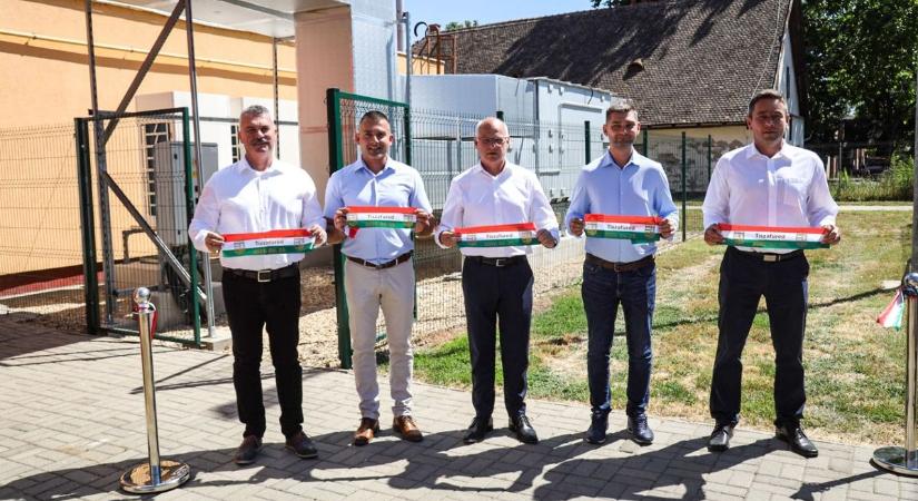 Több mint 300 millió forintból korszerűsítették a tiszafüredi sportcsarnokot – galériával - Szoljon