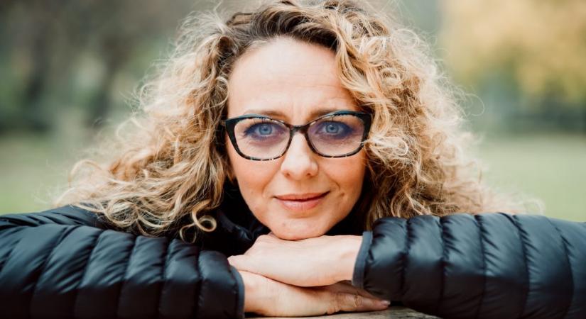 Pokorny Lia fejet hajtott és virágcsokrot hagyott Törőcsik Mari egykori háza előtt - 24.hu