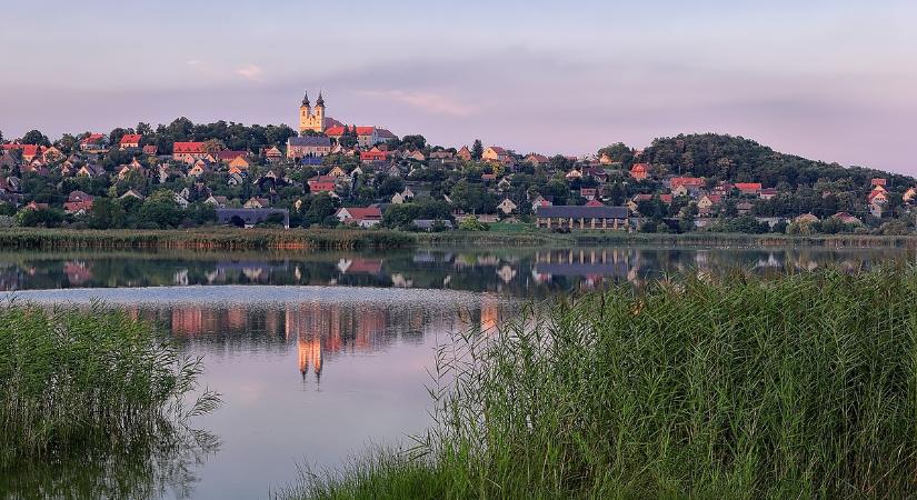 Tihanyban, Balatonszemesen és Balatonfenyvesen aranyárban kínálják a nyaralókat - Napi.hu