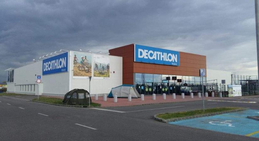 Bajban a Decathlon? Megtévesztő kereskedelmi gyakorlat gyanúja miatt vizsgálják - Az Üzlet