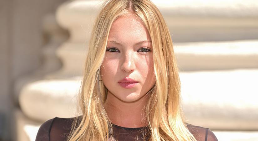 Kate Moss 22 éves lánya melltartó nélkül, teljesen átlátszó felsőben érkezett a párizsi divathétre - Marie Claire