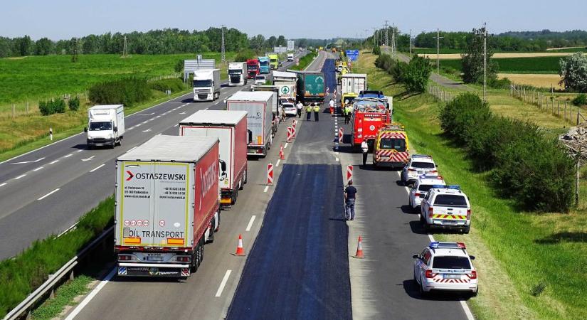 Mindkét irányba lezárták az M5-öst Kecskemétnél - 24.hu