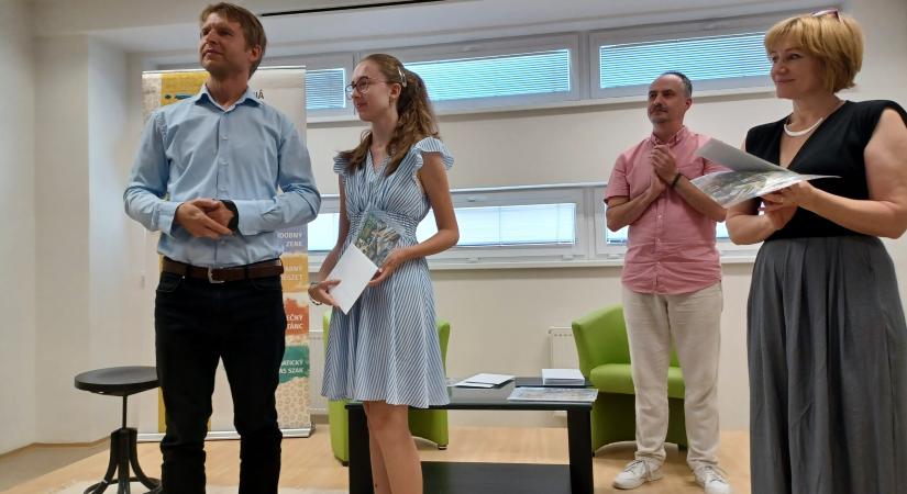 A művészet lemossa a lélekről a mindennapok porát – végzős diákok alkotásait tekinthetjük meg a komáromi Szinnyei József Könyvtárban - Körkép