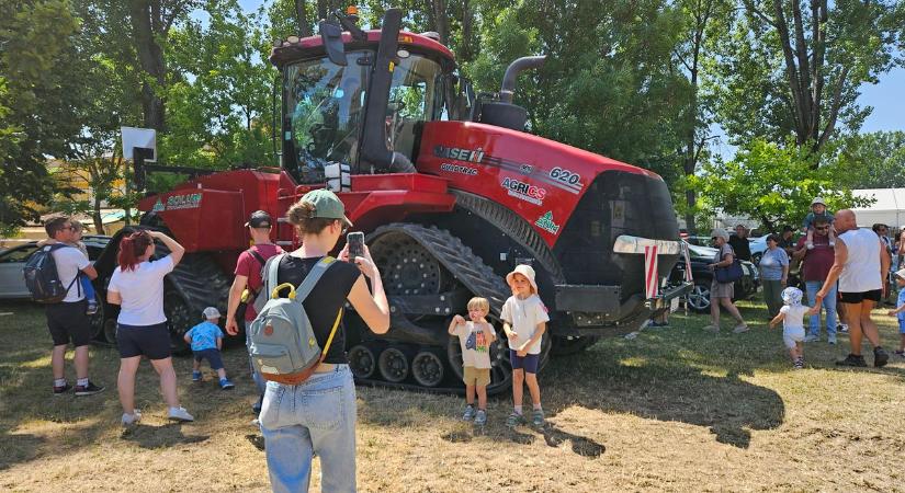 Egy különleges traktor volt a gyerekek kedvence a tűzoltónapon - Kemma