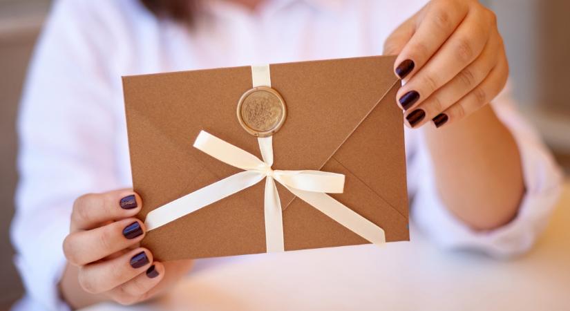 Esküvői meghívót küld a barátainak a pár: amit a postaládában találnak, arra senki nem számított - Fotók - TWN