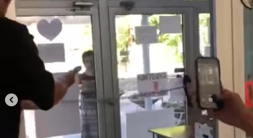 Kővel próbálta betörni a Közgazdasági Kar üvegajtaját a professzornő (Videóval) - Szabad Magyar Szó