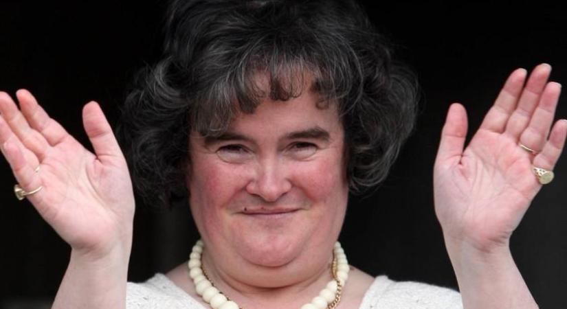 A 64 éves Susan Boyle szőke loknikkal lépett a vörös szőnyegre: krémszínű estélyiben gálázott a Got Talent sztárja - Femina