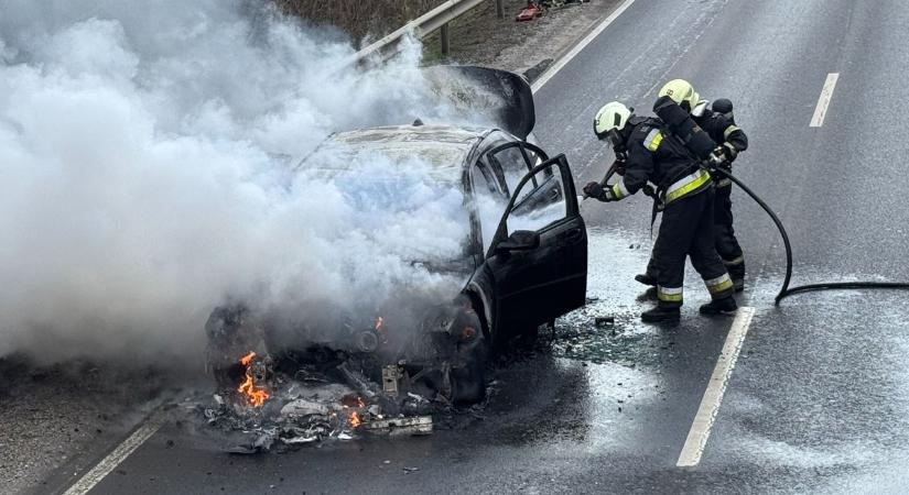 Pályazár a Kőröshegyi völgyhídon, kigyulladt egy gépjármű - Sonline