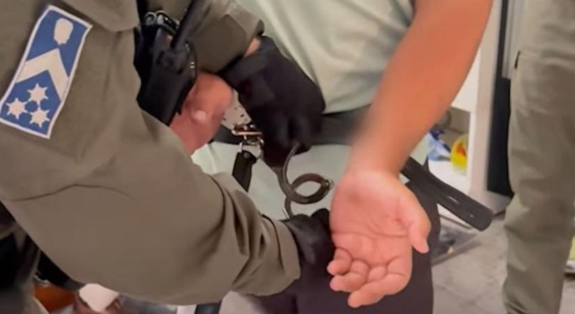 Bumm, megérkezett az ajtótörő kos! Halálra rémült bűnözőre zúzták rá az ajtót Hevesben! – fotókkal, videóval - Heol