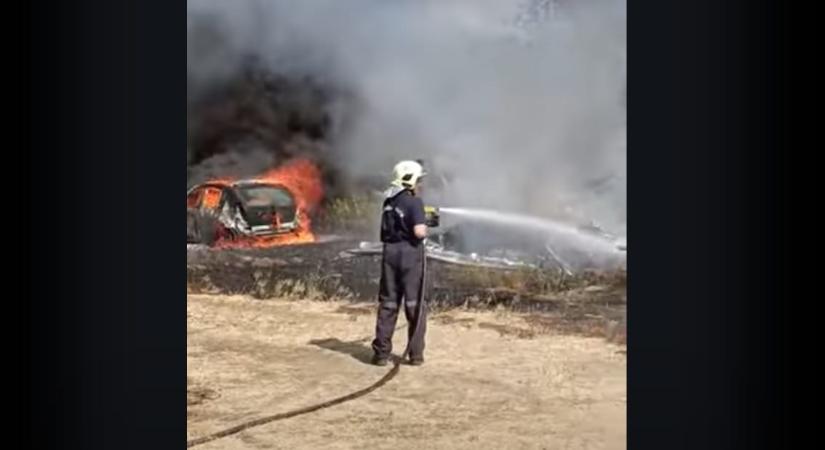 Hatalmas lángokkal ég az aljnövényzet Tompánál, tanyák is veszélyben vannak – videó - HVG - Itthon