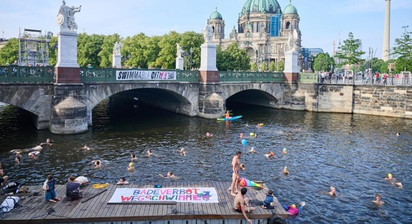 Hurrá kiáltással vetették vízbe magukat a berlini tiltakozók - Privátbankár