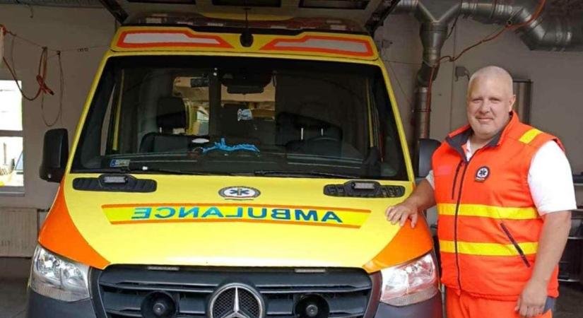 Kukások és fiatalok élesztették újra a buszmegállóban összeeső idős férfit - Veol