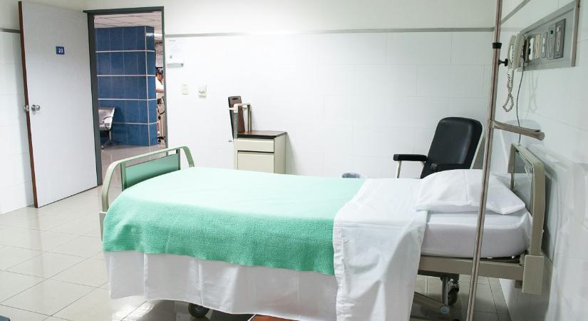 A szülők a bíróságon sem tudták elérni, hogy a lányukat ne vegyék le a lélegeztetőgépről - Infostart