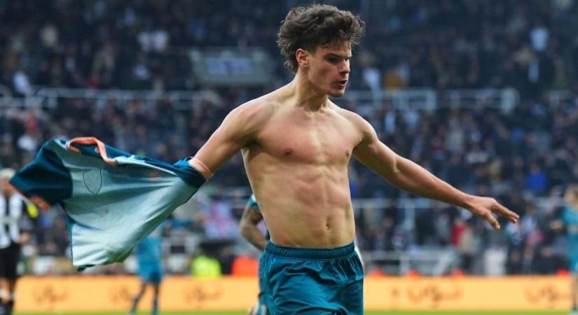 Csontváz, Dua Lipa és pityergő Klopp – így várták Kerkezt a Liverpool szurkolói - Ripost