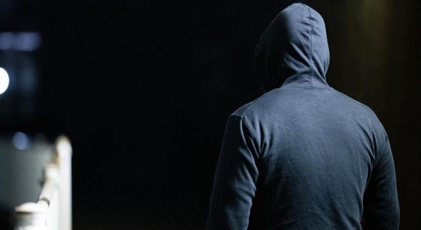 A bokorból ugrott elő, zaklató követett egy nőt a saját otthonáig - délmagyar